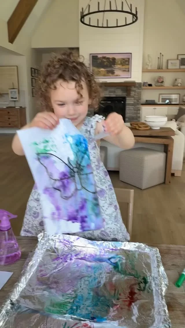 No paintbrush? No problem!All you need is a spray bottle, paper and washable markers. Markers are a better alternative to paint because it doesn’t stain!For more play and craft ideas, visit project playdates.com. Link in bio.#handsonactivities #kidlearning #learningthroughplay #toddlerfun #parentingtips #kidsactivities #makingmemories #EarthDayCraft #KidsCrafts #toddleractivities #preschoolactivities #handsonlearning#toddlercrafts #toddleractivities #toddlerart#homeschool #preschoollearning #earlylearning #sensory #sensoryplayideas